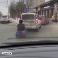 Il va au Mcdrive avec la voiture de son fils