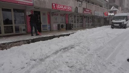 Bitlis'te 76 köy yolu ulaşıma kapandı okullar tatil edildi