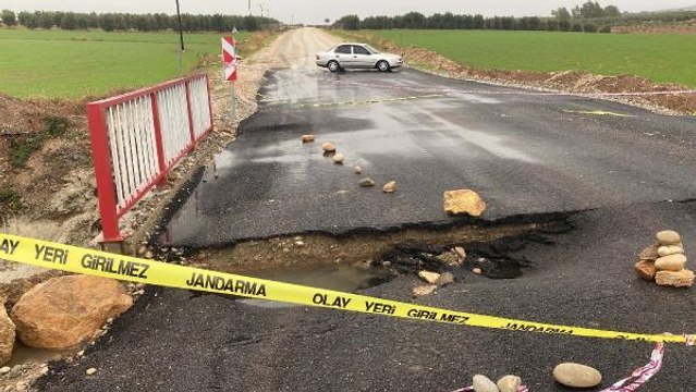 OSMANİYE'DE SAĞANAK; KÖPRÜNÜN ASFALTI ÇÖKTÜ, YOL ULAŞIMA KAPANDI
