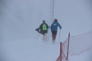 Şiddetli kar fırtınası, Palandöken'de kayak yapanlara zor anlar yaşattı