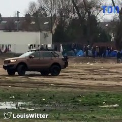 Un véhicule militaire multiplie les dérapages devant un camp de migrants à Calais : l'armée ouvre une enquête