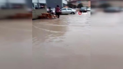 Okul sokağını su bastı, veliler çocuklarına kıyafet getirdi
