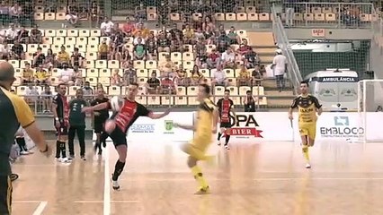 Momento que jogador do Jaguará parte pra cima do árbitro