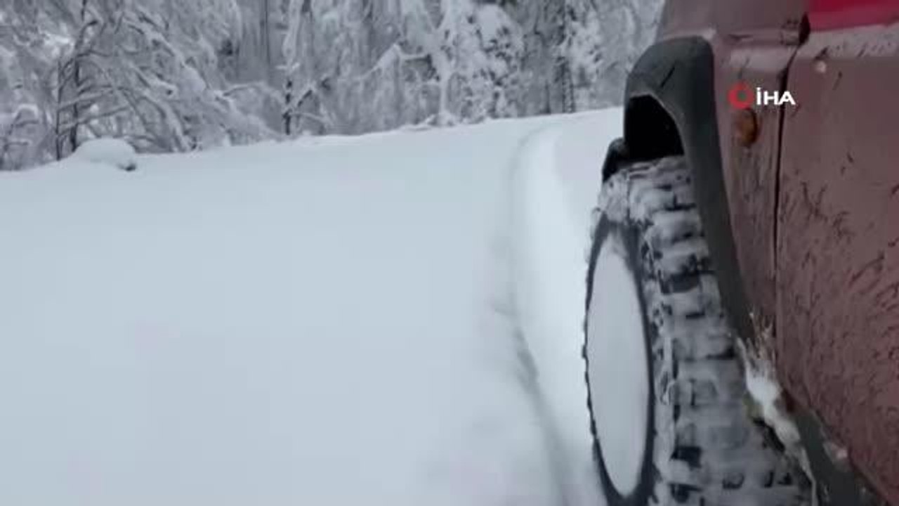 Off-Road tutkunları, kar nedeniyle kapanan yolları araçları ile açtı