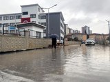 ADANA'DA SAĞANAK; OKUL YOLU SU İLE DOLDU, ÖĞRENCİLER ZORLANDI