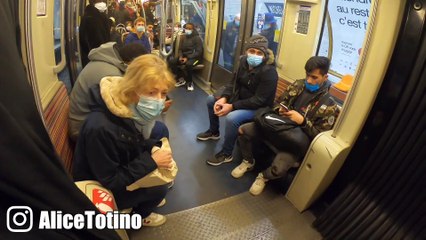 Quand Alice surprend des voyageurs en reprenant "All I Want For Christmas Is You" de Mariah Carey