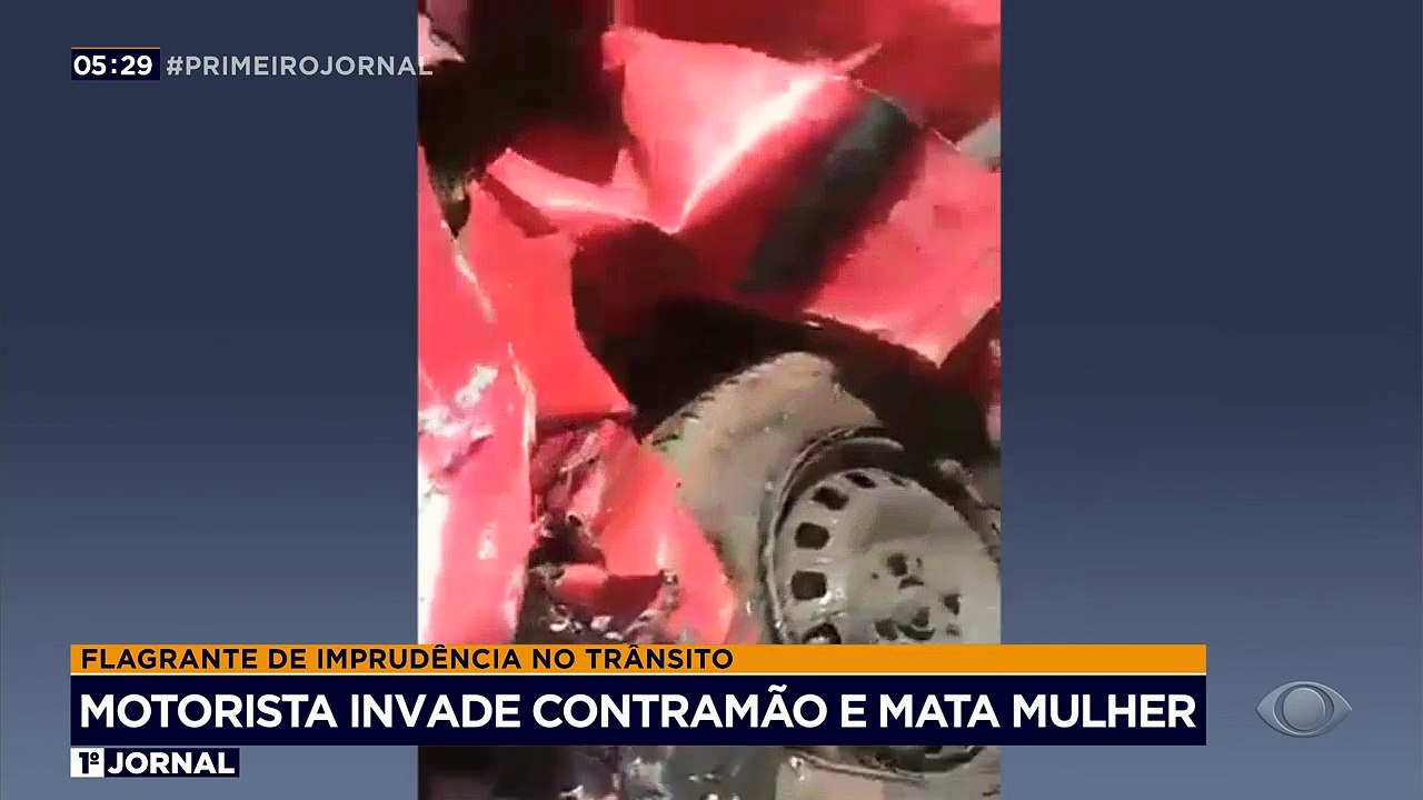 Um homem que dirigia o carro em zigue-zague invadiu a pista contrária e causou um acidente grave em Minas Gerais. A mulher que vinha no outro veículo não resistiu aos ferimentos e morreu no local.