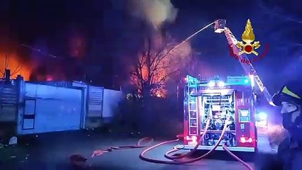 Incendio in un piazzale di sosta a Milano, roghi ed esplosioni tra auto e container