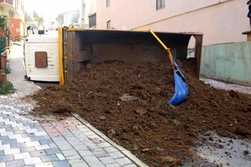 Pendik'te toprak yüklü hafriyat kamyonu devrildi