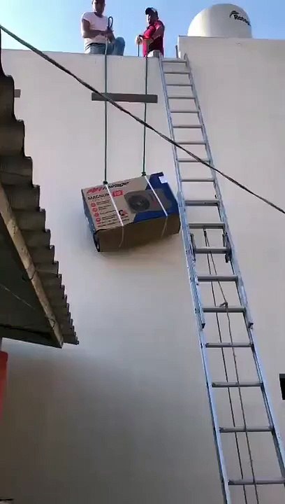 Dos hombres intentan instalar un aire acondicionado!