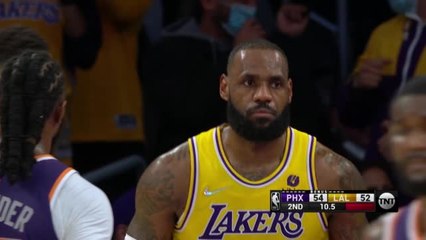 Video herunterladen: LeBron suffers injury scare as Suns continue Lakers losing run