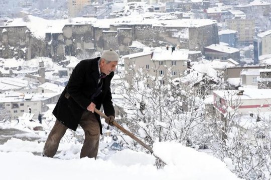 BİTLİS'TE, KARDAN KAPANAN YOLLAR İÇİN YOĞUN ÇALIŞMA
