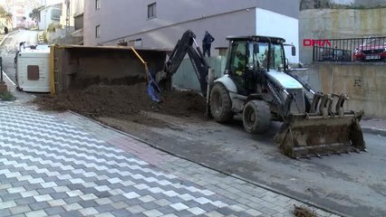 İSTANBUL-PENDİK'TE HAFRİYAT KAMYONU DEVRİLDİ, YOL KAPANDI