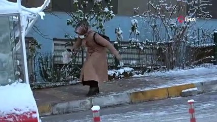 Tokat’ta buzlanma sürücülere ve yayalara zor anlar yaşattı