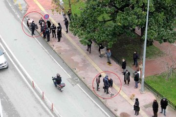 Motosikletli kuryenin yayaya çarptığı kaza kamerada