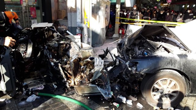 80대 운전 승용차 전통시장 돌진...할머니·손녀 숨져 / YTN