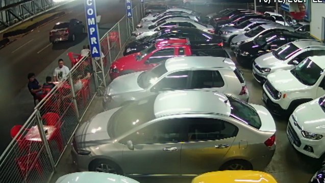 Grave acidente na Carlos Gomes: Carro quase atravessou canteiro e assustou pessoas que estavam nas proximidades