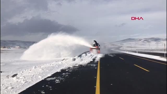 KARS'TA KAR KAPLANLARININ ZORLU KIŞ MESAİSİ