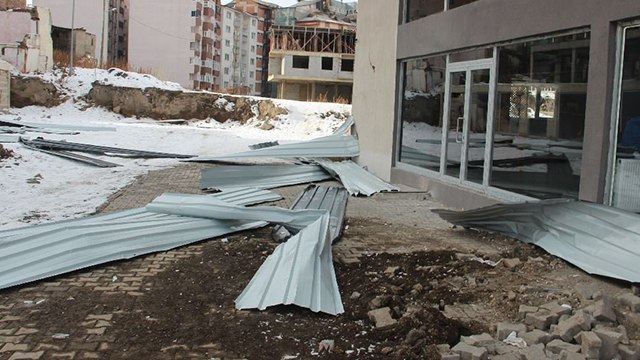 Fırtına hayatı felç etti, okulların çatıları kağıt gibi uçtu