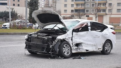 Скачать видео: Valilik koruma aracı kaza yaptı: 3’ü polis 4 yaralı