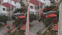 Görüntü İzmir Karaburun'dan! Evin duvarına çarpan kamyonetten onlarca sığınmacı çıktı