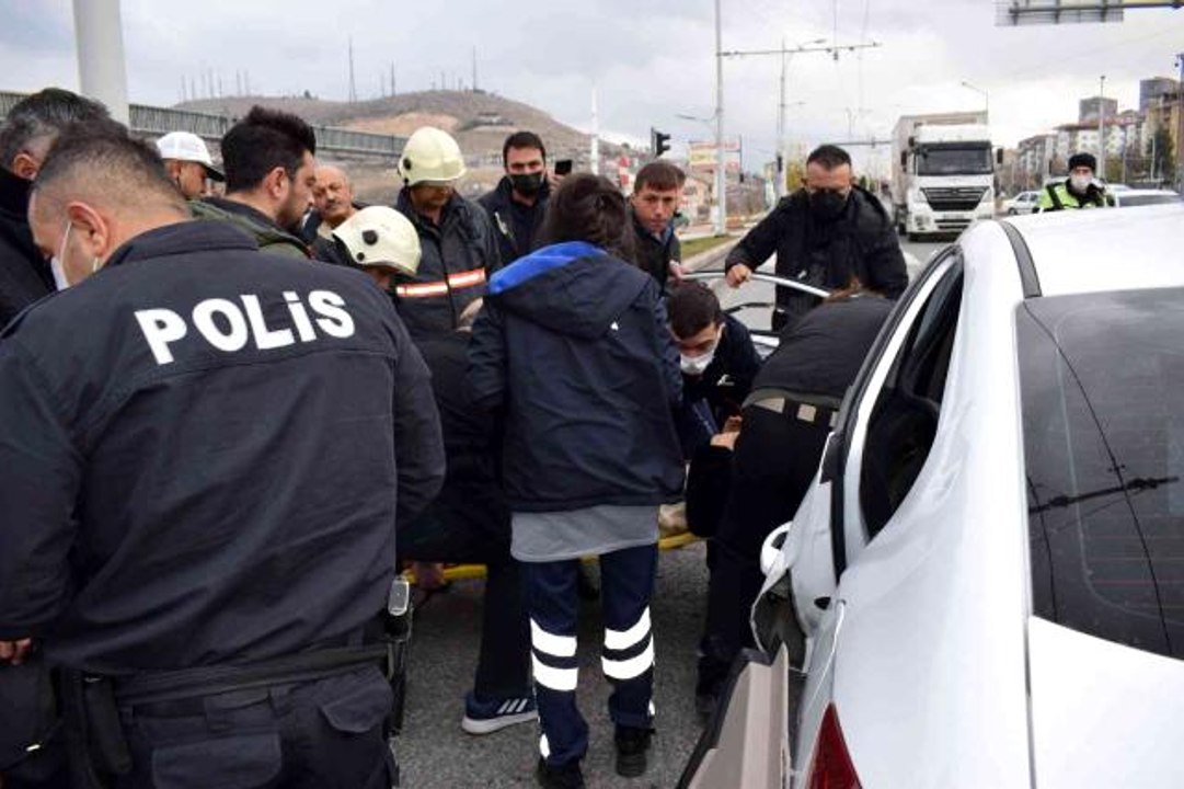 Son dakika haberleri: Valilik koruma aracı kaza yaptı: 3'ü polis 4 yaralı