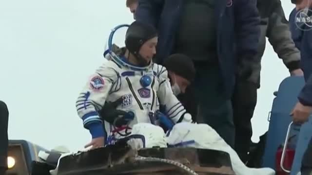 Un magnate japonés aterriza tras un viaje en el espacio de 12 días