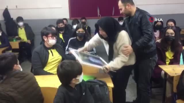 Vefat eden oğlunun sınıfına giden annenin feryatları yürek dağladı