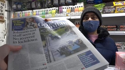 Polémica por la foto de Johnson bebiendo vino durante el confinamiento de 2020