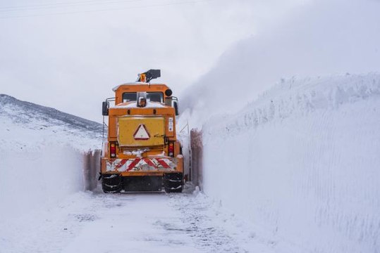Kar kaplanları nın 3 metreye ulaşan karda zorlu yol açma çalışması sürüyor