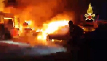 Incendio in un parcheggio di via Ripamonti: a fuoco auto e container
