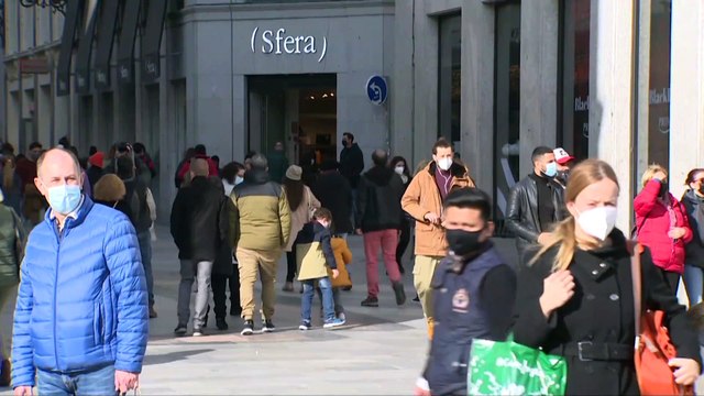 Ómicron se propaga mientras los políticos piden responsabilidad y medidas concretas