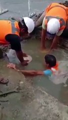 Un ouvrier travaille sous l'eau sans masque avec la technique du seau !