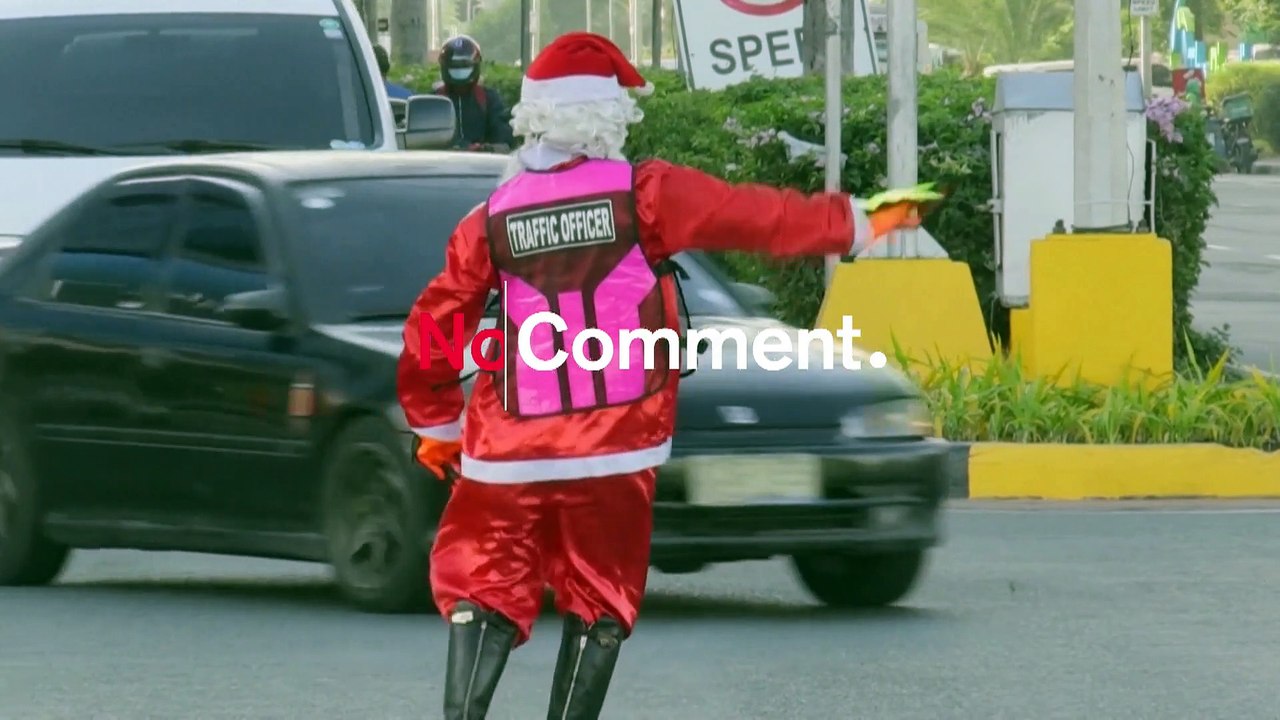 In Manila regelt der Weihnachtsmann den Verkehr und tanzt dabei