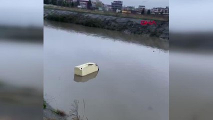 KÖRFEZE DÖKÜLEN DEREYE BUZDOLABINI ATTILAR