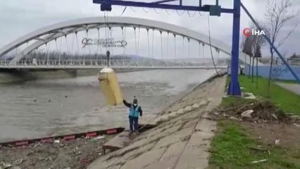 Dereye atılan buzdolabı vinçle çıkarılarak geri dönüşüm alanına bırakıldı