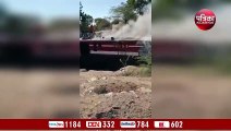 मावली-मारवाड़ चलती रेल के इंजन में लगी आग, काफी मशक्कत के बाद पाया काबू , देखें वीडियो