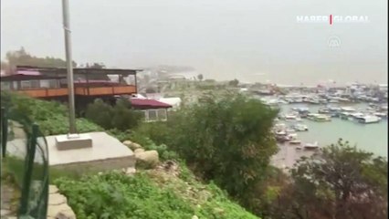 Adana'da kuvvetli fırtına ve sağanak: Deniz taştı
