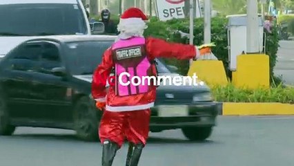 Φιλιππίνες: Τροχονόμος ντυμένος Άγιος Βασίλης