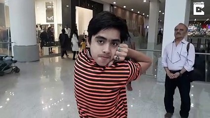 Un homme vraiment très très souple