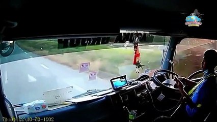 Download Video: Il somnole au volant de son camion et s'en sort miraculeusement