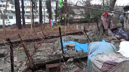 Yağış nedeniyle devrilen istinat duvarı otomobilin üzerine düştü