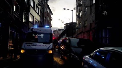 Beyoğlu'nda bir binada çıkan yangında üst katlarda mahsur kalanlar kurtarıldı