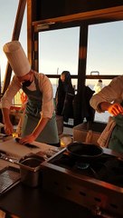 Le chef étoilé Jean Sulpice cuisine un dîner à 3 200 mètres d'altitude.