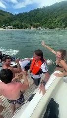 Bolsonaro dança funk em sua homenagem em lancha no Guarujá; veja