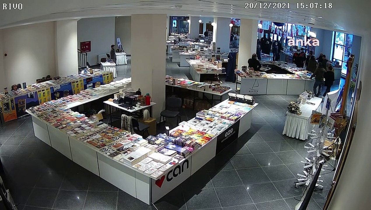 Safranbolu'da ülkücüler, "Selahattin Demirtaş kitabı satamazsınız" diyerek kitap fuarını bastı, kitapları fırlattı