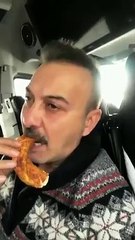 Oyuncu Hakan Yılmazdan Hülya Avşar'a simit göndermesi
