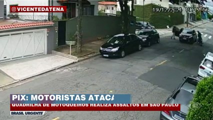 Dupla de motoqueiros cerca e ataca motoristas.