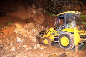 Kocaeli'de istinat duvarı yıkıldı, 2 ev boşaltıldı
