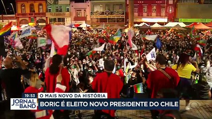 O Chile elegeu neste domingo um novo presidente: Gabriel Boric, que foi líder estudantil e reuniu as forças de centro-esquerda para derrotar o adversário de extrema-direita defensor da ditadura de Pinochet. #BandJornaismo